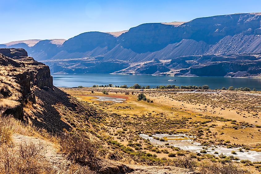 Natural scenery of Sun Lake Dry Falls State Park in Summer.