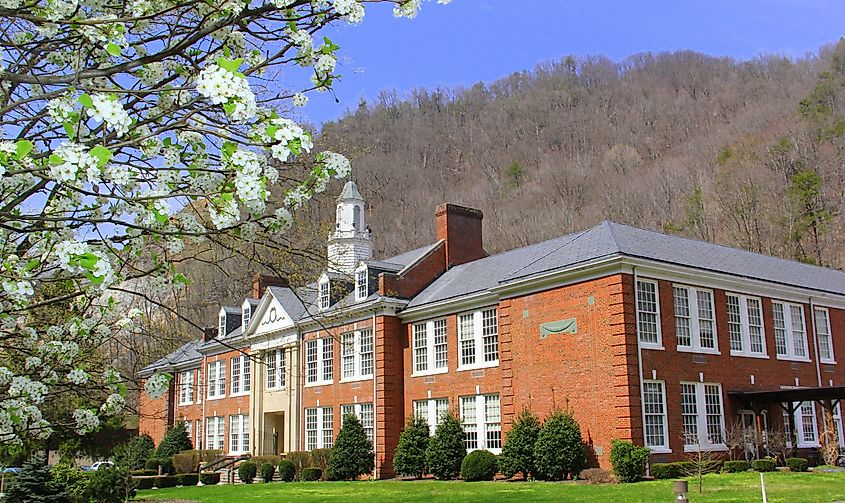 Appalachian School of Law in Grundy, Virginia (Tburgess68, CC BY-SA 3.0 <https://creativecommons.org/licenses/by-sa/3.0>, via Wikimedia Commons)