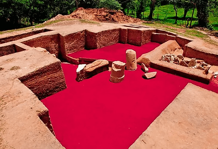 An image of the "Palacio Rojo" or "Red Palace" in San Lorenzo