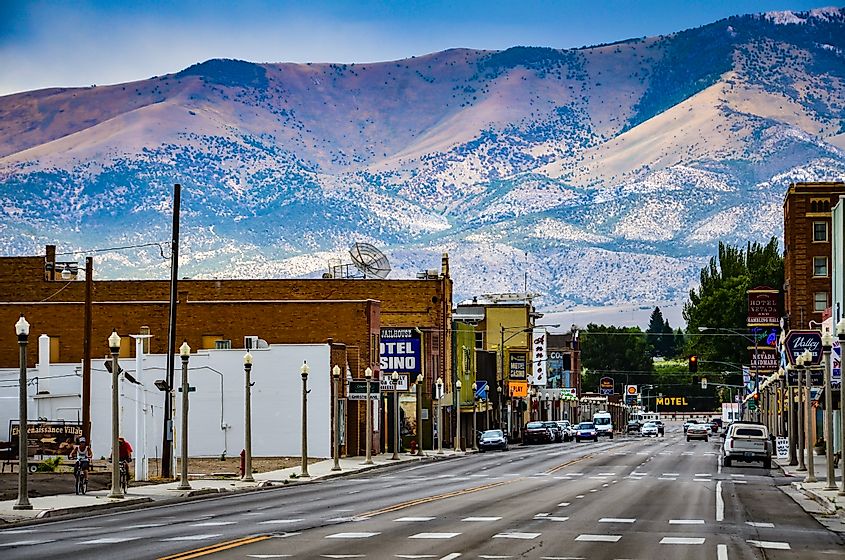 Шоссе 50, главная улица в западном городе Эли, штат Невада, видна на фоне горного хребта.