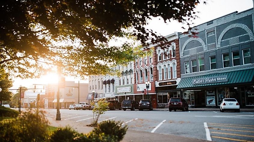 Downtown Paris, Tennessee. Editorial Credit: Cari Griffith