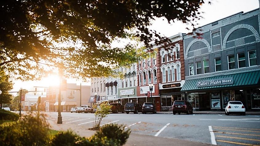 Downtown Paris, Tennessee – Cari Griffith, via tennesseerivervalleygeotourism.org