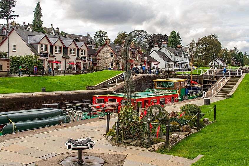 Fort Augustus, Inverness-shire, UK: Small garden on the Caledonian Canal, near the entrance to Loch Ness.