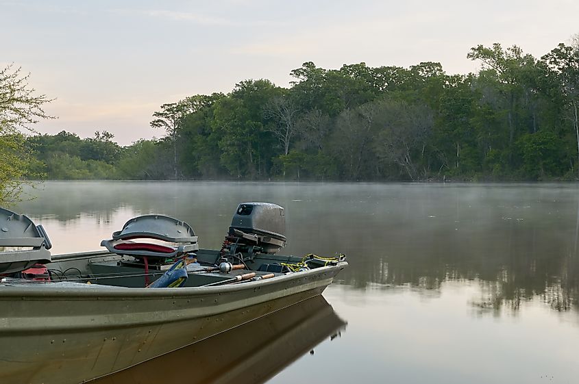 Свежим туманным утром на берегу реки Альтамаха в Джорджии пришвартовалась речная рыбацкая лодка.