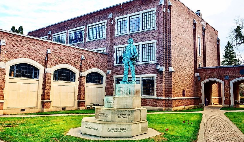 Mark Twain statue on Elmira College Campus.