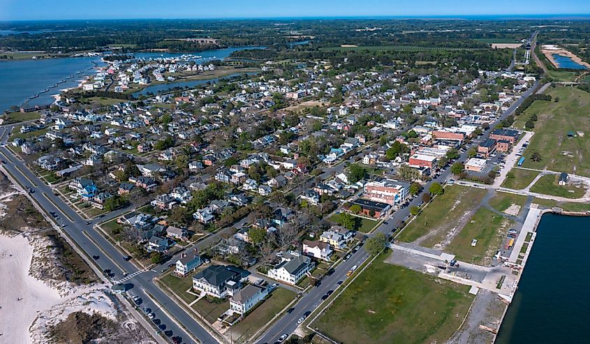 Вид с высоты птичьего полета на город Кейп Чарльз, штат Вирджиния, на северо-восток от Чесапикского залива