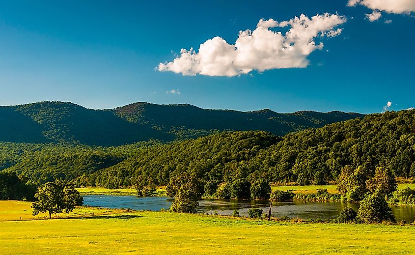View of the Shenandoah River and Massanutten Mountain in Shenandoah Valley, Virginia