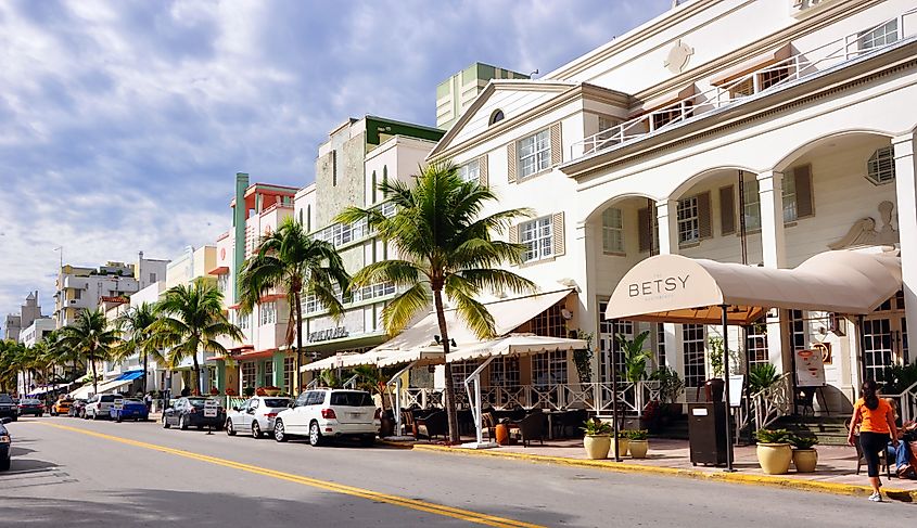 More details Ocean Drive, South Beach, Miami, Florida 2009. Credit: By chensiyuan - chensiyuan, CC BY-SA 4.0, https://commons.wikimedia.org/w/index.php?curid=8821182