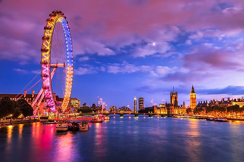 A view over the River Thames with Big Ben and the Houses of Parliament in London, England.