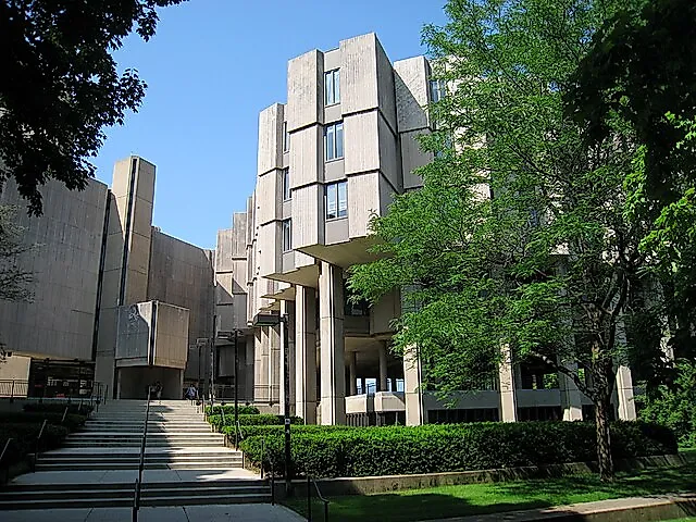 Northwestern University Library, Evanston, IL.JPG. Daderot via Wikicommons