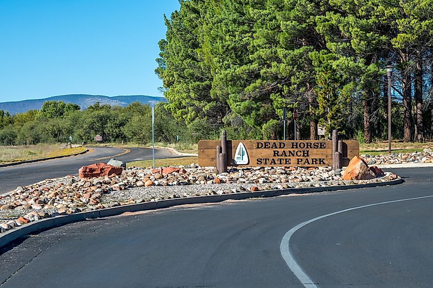 A sign welcoming visitors to Cottonwood, Arizona