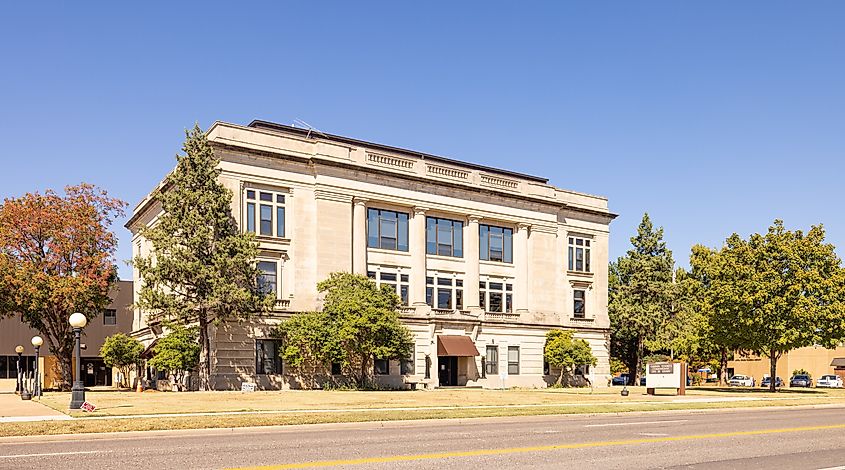 The Garvin County Courthouse in Pauls Valley, Oklahoma. Image credit: Roberto Galan / Shutterstock.com.