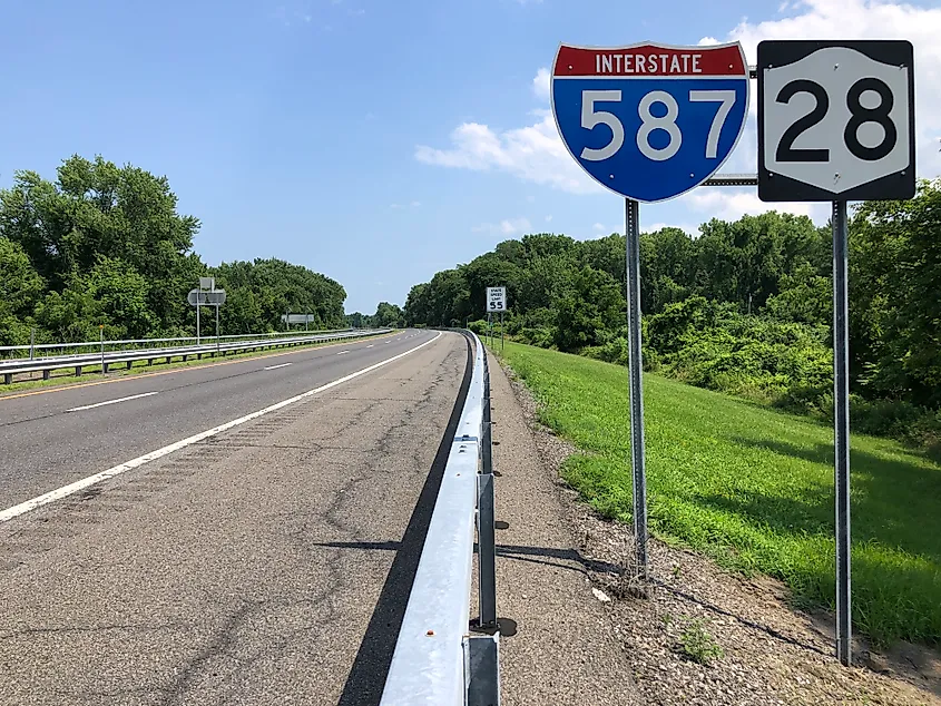 View east along Interstate 587 and New York State Route 28