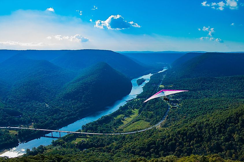 Hang Gliding at Hyner View (Credit: Cuylerluck via Flickr)