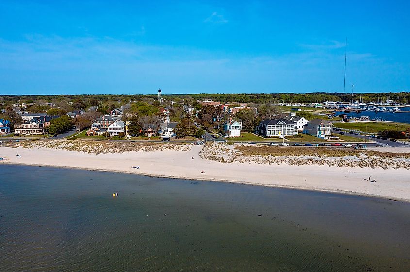 Вид с высоты птичьего полета на пляжные дома в Кейп Чарльз, штат Вирджиния, с Чесапикского залива