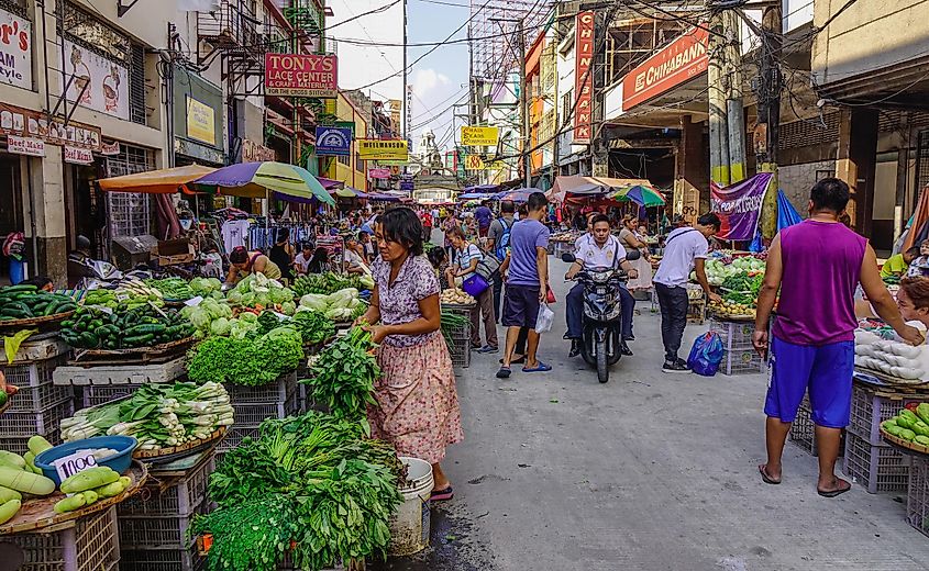 菲律宾马尼拉菜市场的人们。 图片的使用已获得 Shutterstock.com 的许可。