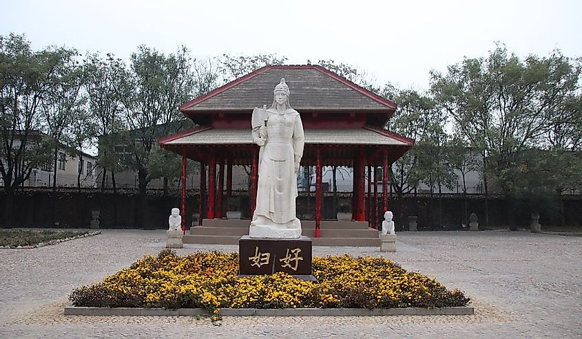 Fu Hao statue