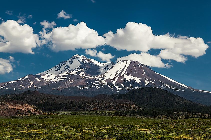  Scenic view of Mount Shasta, California.