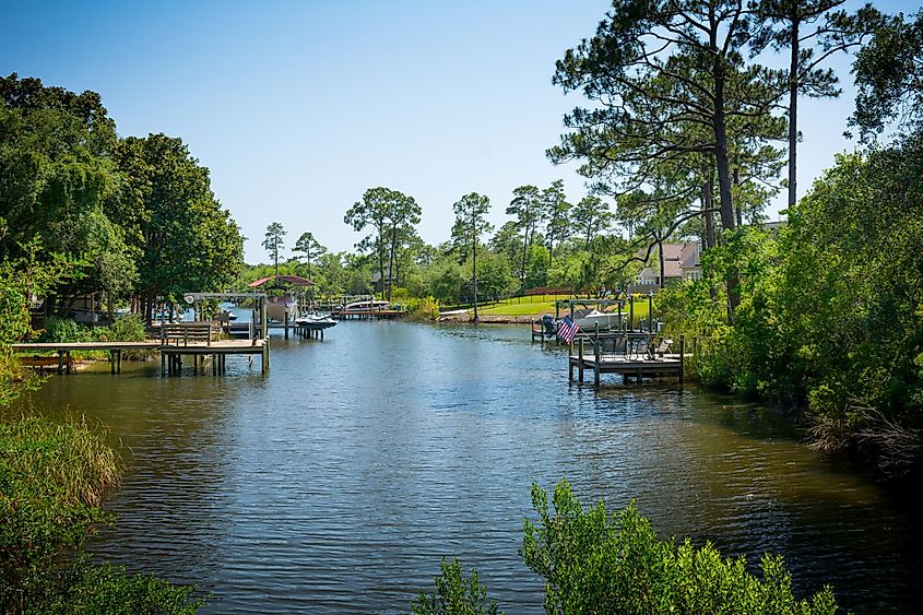 Panoramic view of a serene pond in Niceville, Florida.