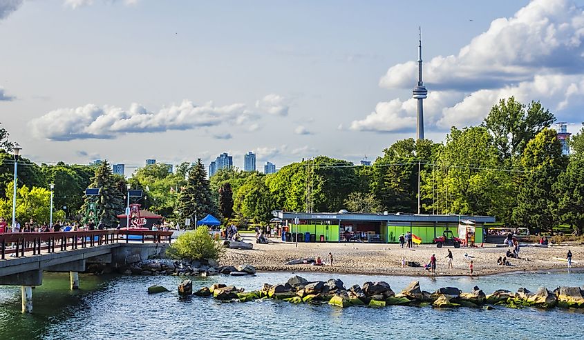 Вид на пляж в парке развлечений Сентревилл, парк Торонто Айленд