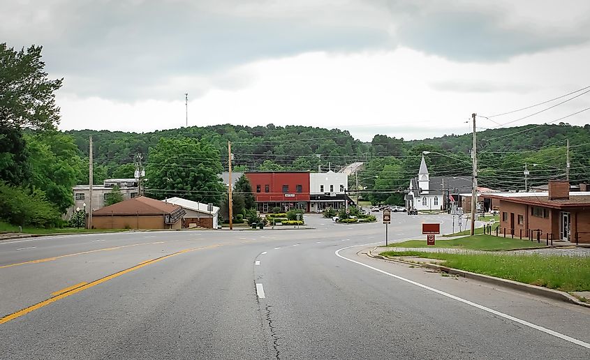 Main road in Waverly, Tennessee, via Sabrina Janelle Gordon / Shutterstock.com