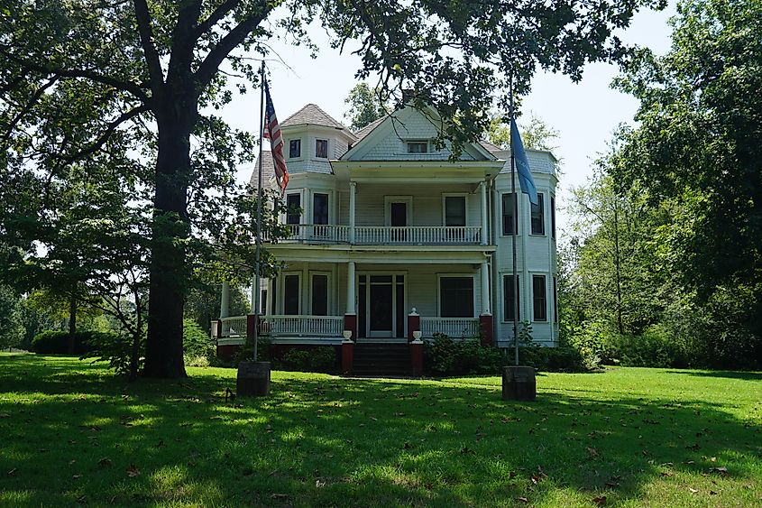 Historic home in Idabel, Oklahoma (Michael Barera, CC BY-SA 4.0 <https://creativecommons.org/licenses/by-sa/4.0>, via Wikimedia Commons)