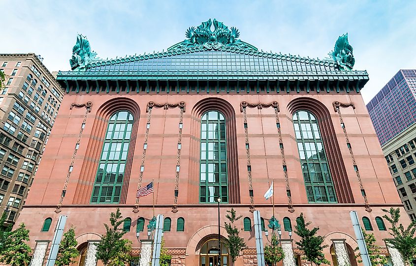 Harold Washington Library Center building in downtown Chicago, Illinois, USA. Image credit: Elesi/Shutterstock.com