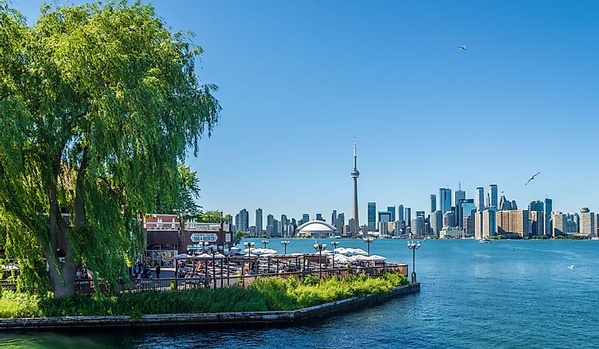 Вид на центр города Торонто с островов Торонто на озере Онтарио