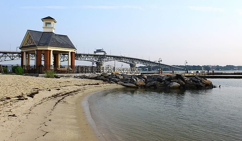 Пляж Йорктаун и набережная с мостом Коулман и небольшим зданием типа беседки на заднем плане в летний день