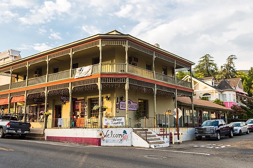 Downtown Mariposa, Beautiful town of mariposa near Yosemite Valley, via Jon Chica / Shutterstock.com