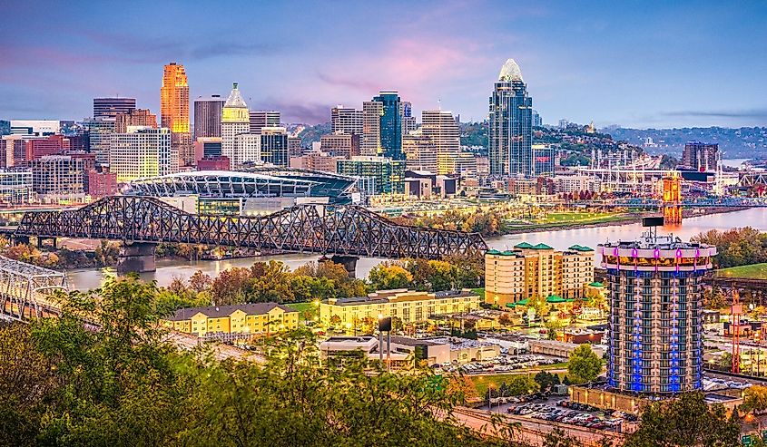 Cincinnati, Ohio, USA skyline at dusk.