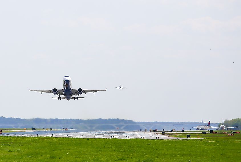 A departing and an arriving aircraft at Ronald Reagan National Airport 
