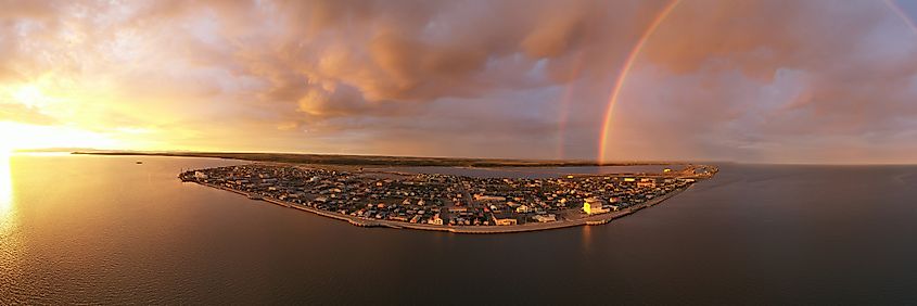 Rain falls as sun shines in the middle of the night at Kotzebue Alaska (Real Window Creative / Shutterstock)