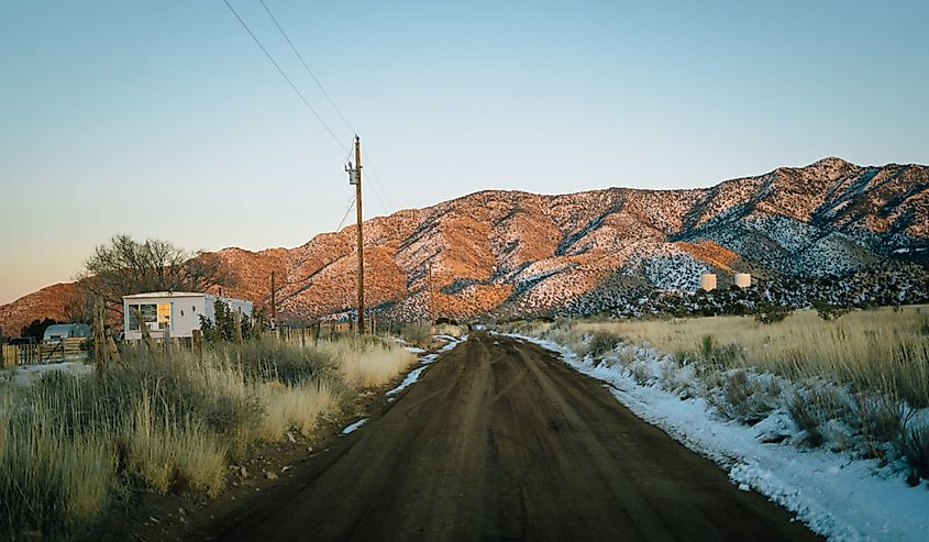 道路和雪山，马格达莱纳，新墨西哥州