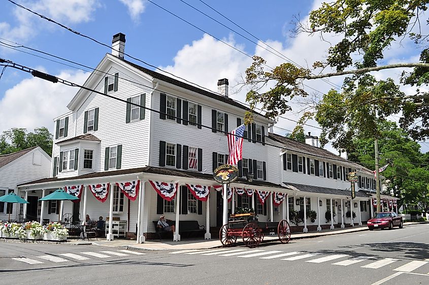 The Griswold Inn in Essex, Connecticut. (Image Credit: Joe Mabel via Wikimedia Commons)