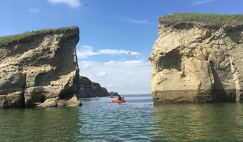 Kayakers between two cliffs at Government Bay at Lake Sakakawea