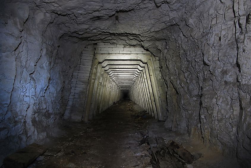 Uranium mine adit №31 (Drimogemon26, CC BY-SA 4.0, via Wikimedia Commons)