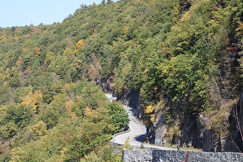 The view of the Delaware River from the beautiful Hawk's Nest overlook in New York. Credit: Jaclyn Vernace / Shutterstock