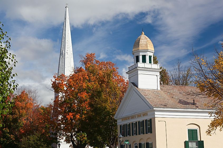 Осенний снимок главной улицы Манчестера, штат Вермонт, осенью, когда яркие деревья становятся оранжевыми и красными