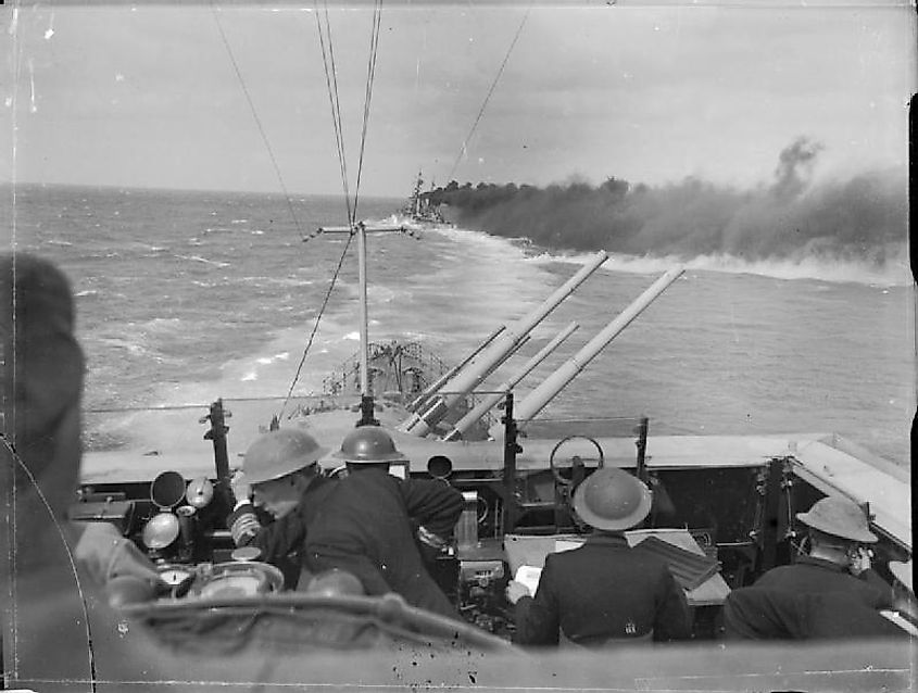Британские крейсера "Клеопатра" (выпускающий дым) и "Эвриалус" (на переднем плане) вступают в бой во время Второй битвы за Сирт в 1942 году