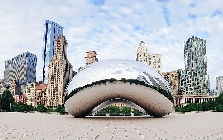 Cloud Gate in Millennium Park and Chicago skyline in Chicago, Illinois