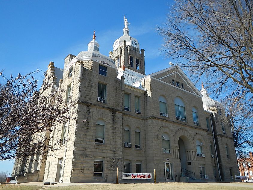 Johnson County Courthouse, By Nja1985 - Own work, CC BY-SA 3.0, https://commons.wikimedia.org/w/index.php?curid=38409670