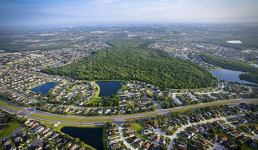 Вид с высоты птичьего полета на Киссимми, штат Флорида, с домами и густым зеленым ландшафтом