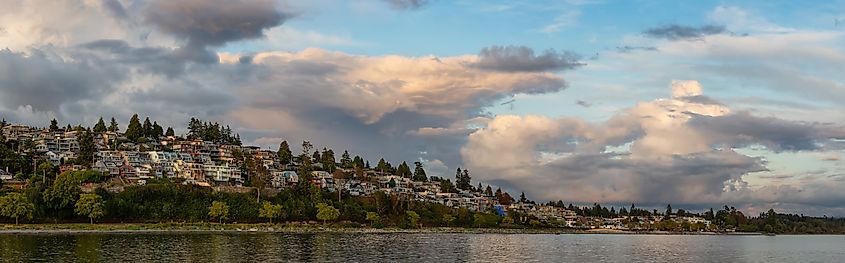 A beautiful panoramic view of residential homes along the ocean shore in White Rock, British Columbia