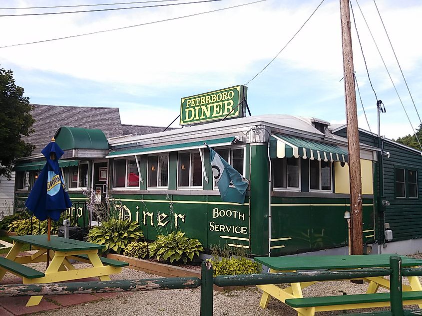 A historical diner in a 1950 dining car in Peterborough, New Hampshire. Image credit: John Phelan via Wikimedia Commons.
