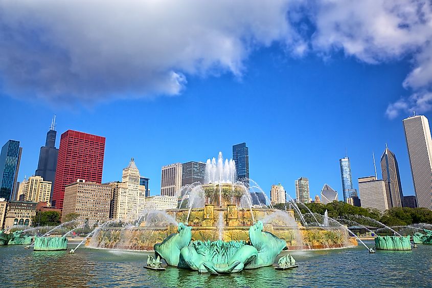 Chicago skyline and Buckingham Fountain in Grant Park, Chicago, IL.