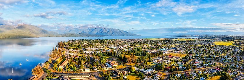 Lake Te Anau and Te Anau town in Fiordland of New Zealand. Image credit: Taras Vyshnya / Shutterstock