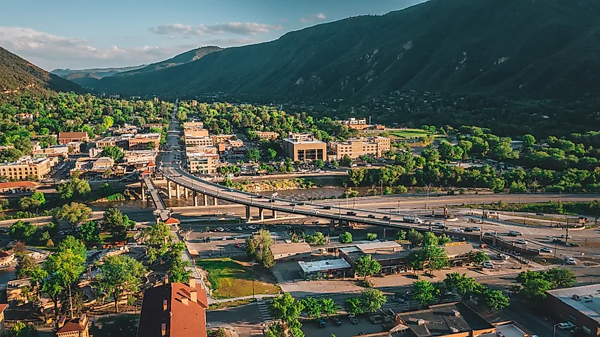 Glenwood Hot Springs pool with mountains rising behind it in Glenwood Springs, Colorado