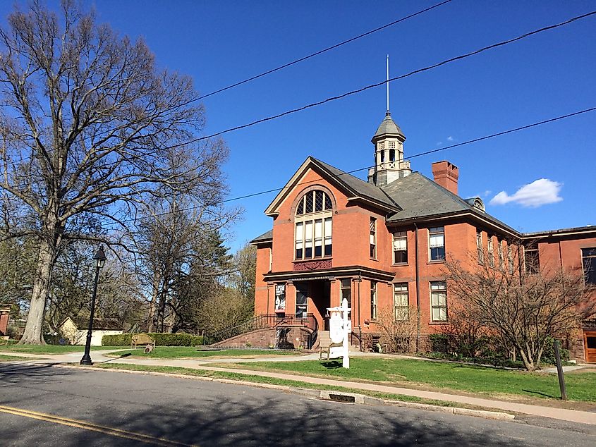 The Keeney Memorial Cultural Center houses the Wethersfield Museum, operated by the Wethersfield Historical Society.