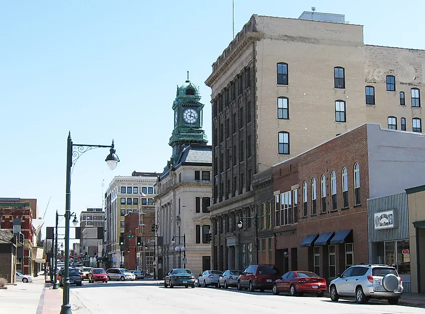 Downtown street in Fort Dodge, Iowa. By Billwhittaker at English Wikipedia, CC BY-SA 3.0, Wikimedia Commons.